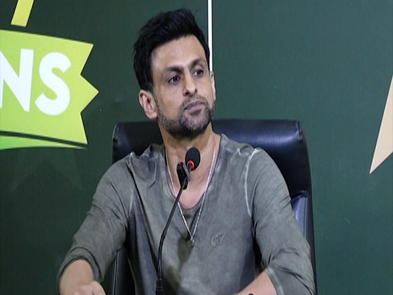شعیب ملک پریس کانفرنس کرتے ہوئے