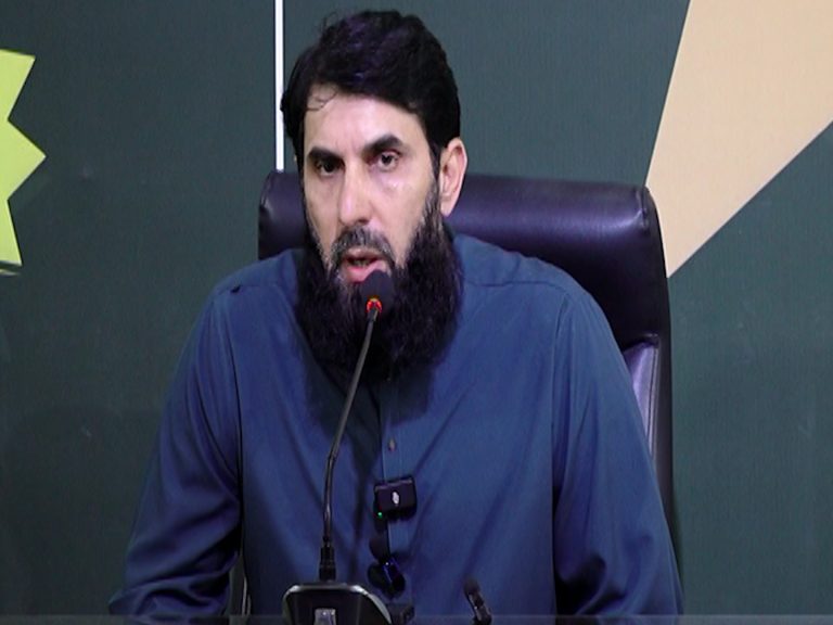 مصباح الحق پریس کانفرنس کرتے ہوئے