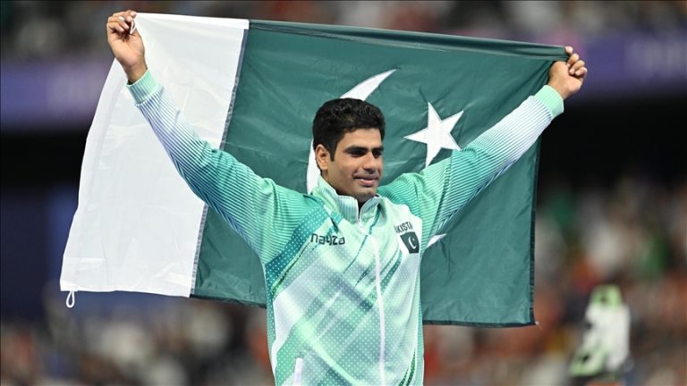 ارشد ندیم وطن واپسی کے لیے پیرس سے روانہ