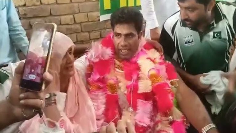 پیرس اولمپکس میں پاکستان کو گولڈ میڈل دلانے والے قومی ہیرو ارشد ندیم میاں چنوں  پہنچ گئے۔
