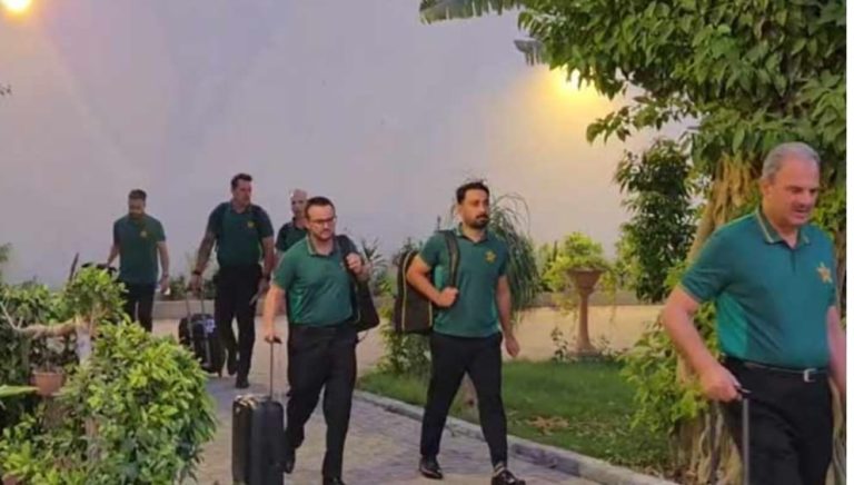 قومی کرکٹ ٹیم کا پہلا گروپ  بنگلہ دیش کے خلاف ٹی ٹونٹی سیریز کھیلنے کے لیے کراچی ائیرپورٹ سے ڈھاکہ روانہ